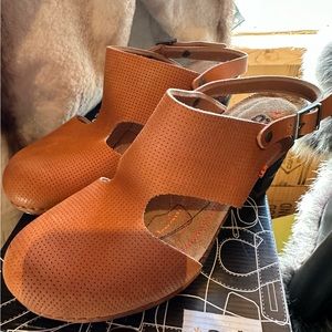 Art Mojave Tinted Cuero Covered Toe Sandals